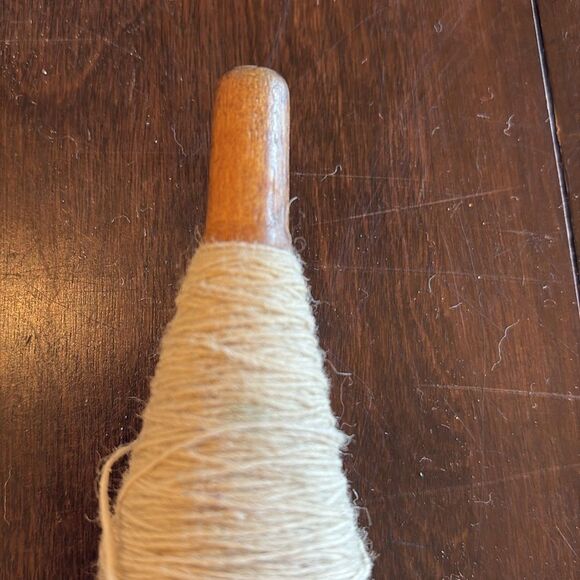 Vintage wood spool with off-white thread - Picture 4 of 4